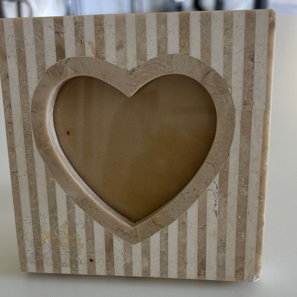 MARBLE 3x5 HEART SHAPED PICTURE FRAME/ Beige & Soft White  / Decorative Frame